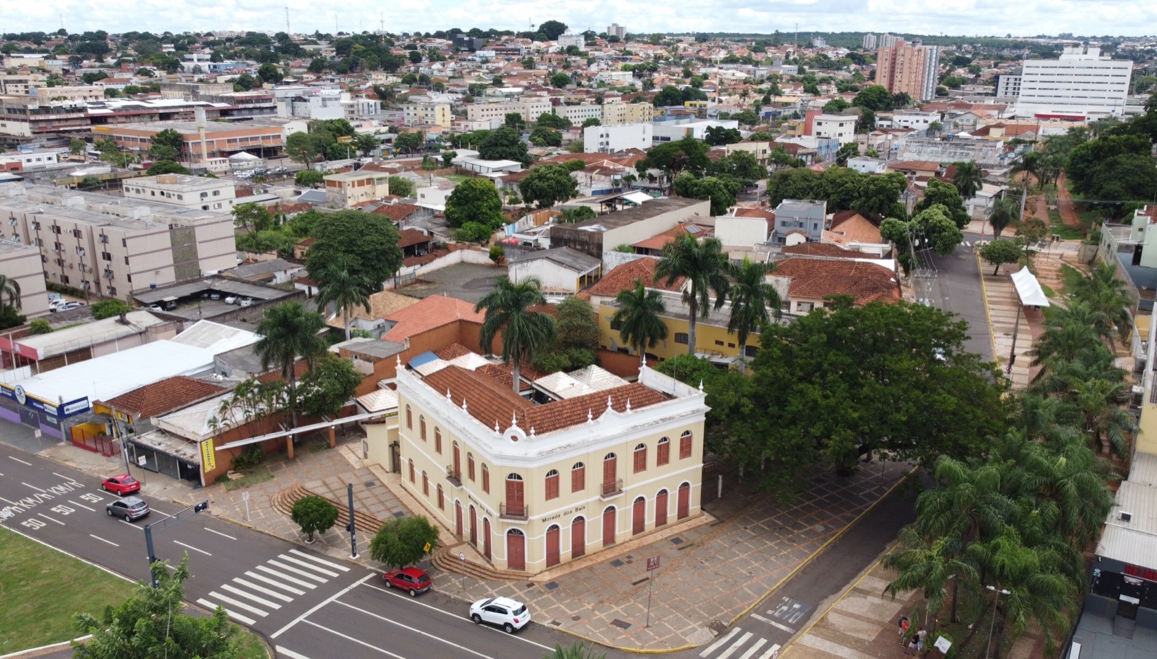 Vista aérea da Morada dos Baís, cartão-postal de Campo Grande, com a cidade ao fundo