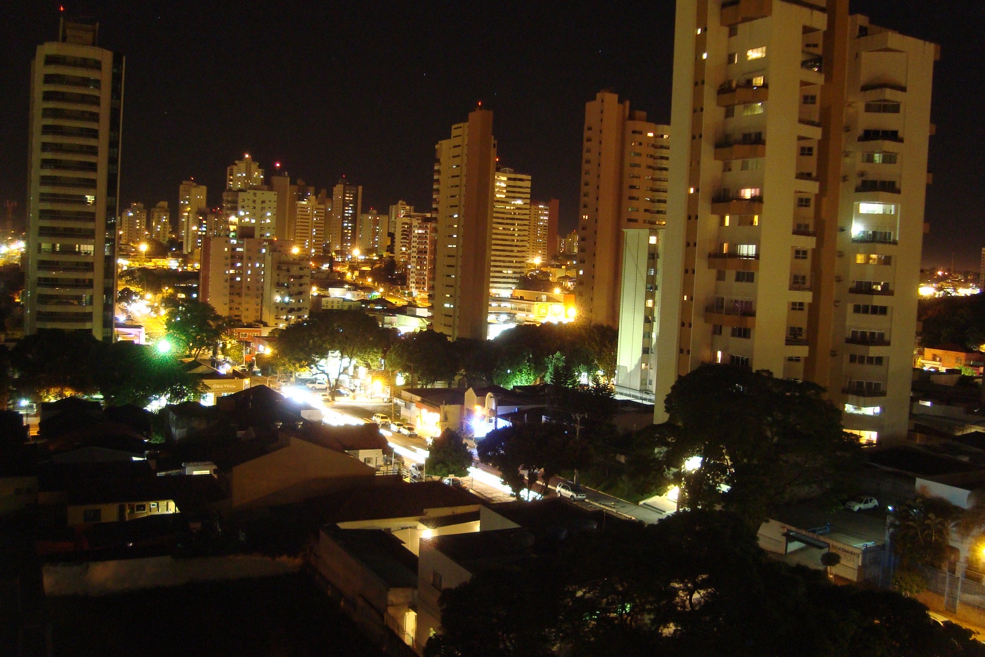 Campo Grande à noite vista do alto, com os prédios iluminados